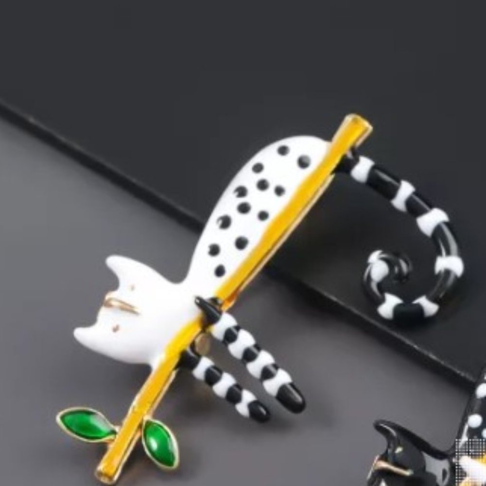 TT-WHITE Cat with BLACK Polka Dots Brooch